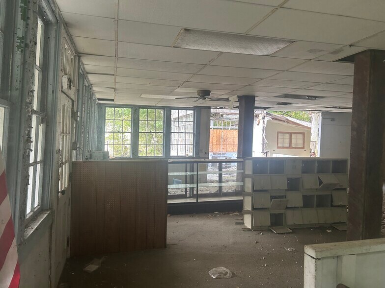 More Photos Of 8221 US-41, Bloomingdale General Retail For Sale