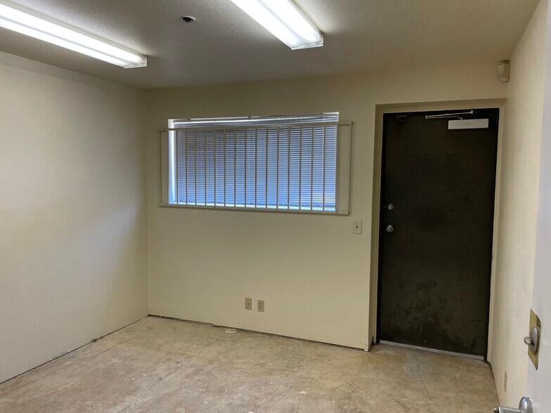 More Photos Of 17205 Eucalyptus St, Hesperia Unknown For Lease