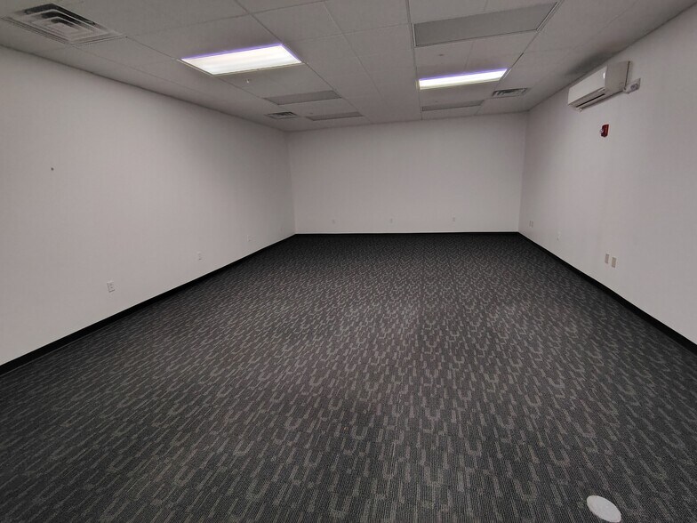 More Photos Of 18-22 Masse Pl, Batavia Warehouse For Lease