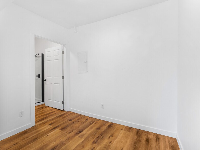 More Photos Of 525 SW 4th Ave, Canby Apartments For Sale