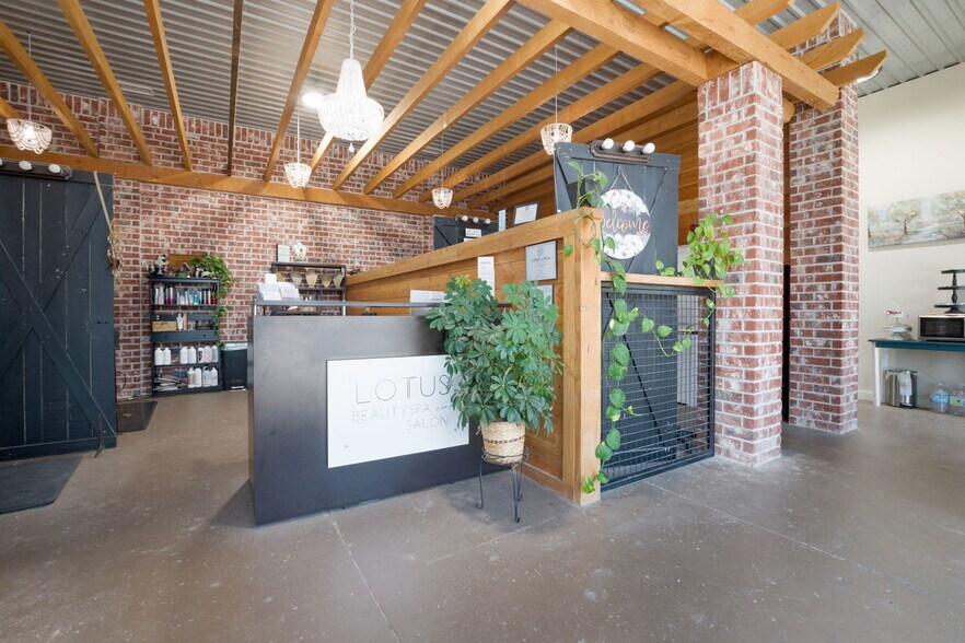 More Photos Of 1009 E 4th St, Lampasas Storefront For Lease