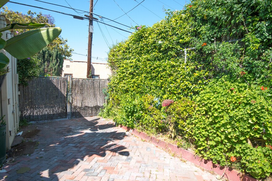 More Photos Of 5629 W Adams Blvd, Los Angeles General Retail For Lease