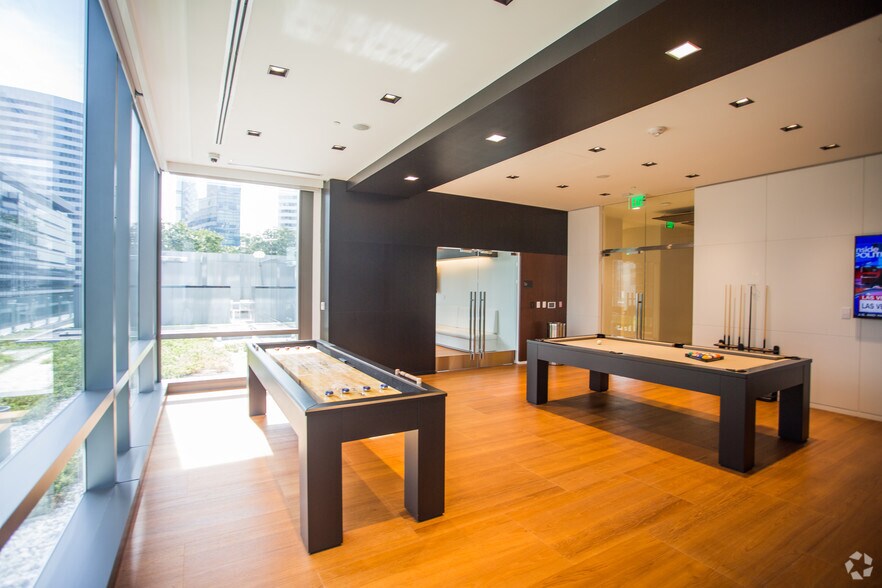 More Photos Of 1800 N Lynn St, Arlington Apartments For Lease