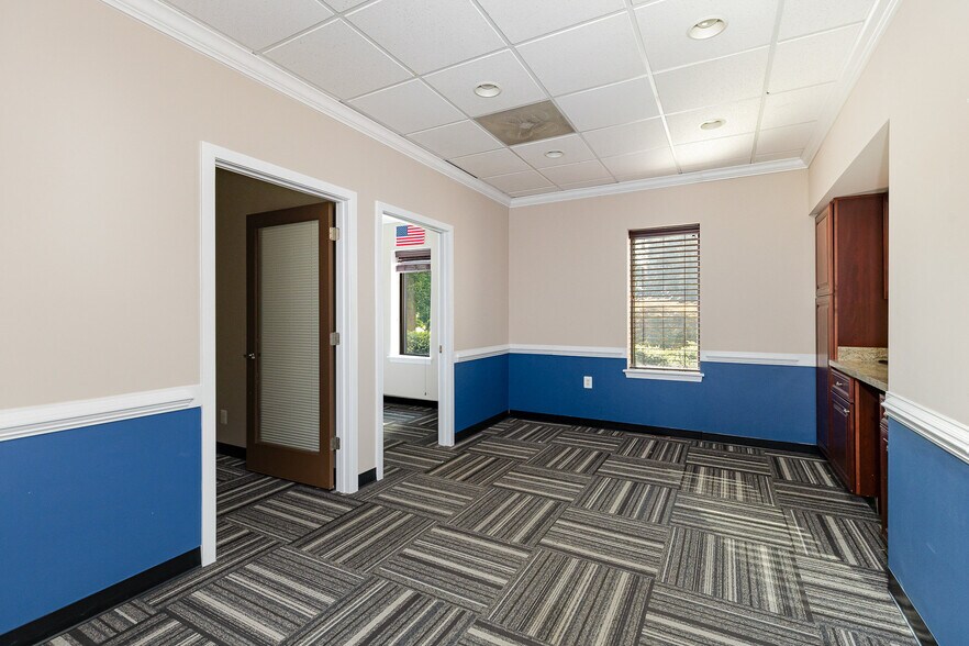 More Photos Of 100 Industrial Dr, Fredericksburg Showroom For Sale