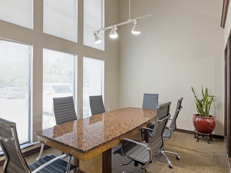 More Photos Of 429 W Wilshire Blvd, Oklahoma City Office For Lease