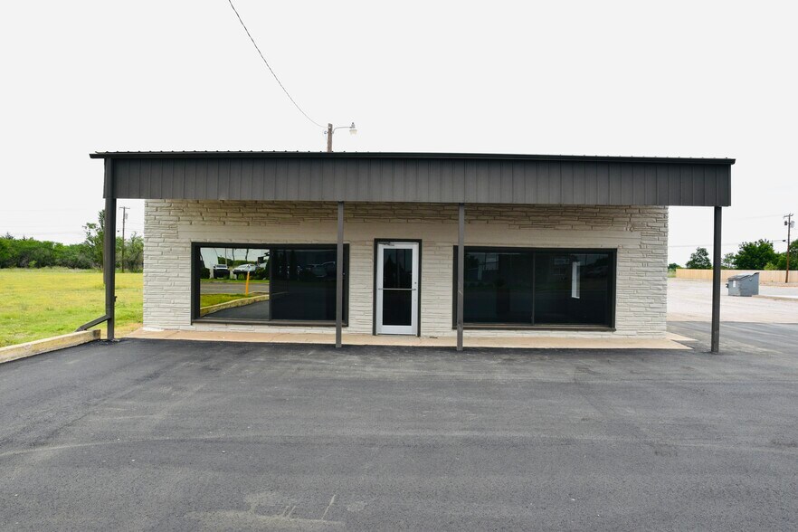 More Photos Of 1811 E Broadway St, Altus Service For Lease