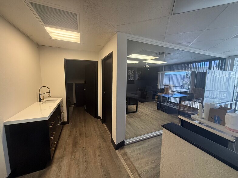 More Photos Of 325 W Melinda Ln, Phoenix Manufacturing For Lease