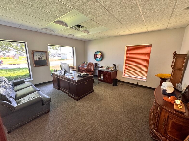 More Photos Of 7408 NW 85th St, Oklahoma City Warehouse For Lease