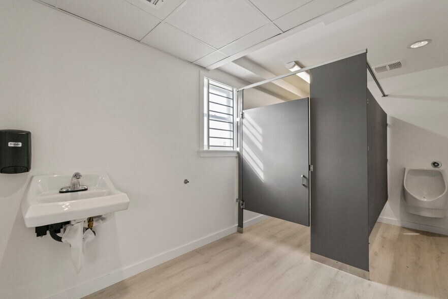 More Photos Of 1605 Ocean Front Walk, Santa Monica Storefront For Lease