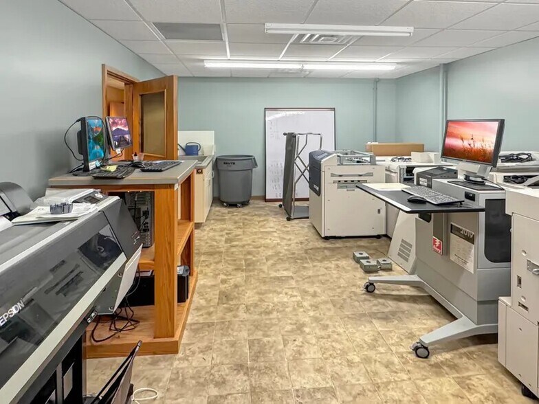 More Photos Of 601 Jewett St, Marshall Office For Sale