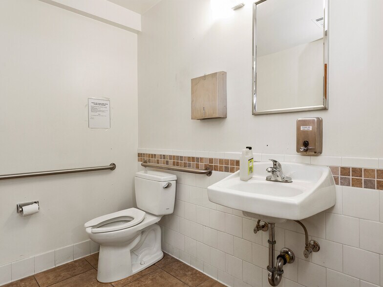 More Photos Of 4708-4710 W Magnolia Blvd., Burbank General Retail For Sale