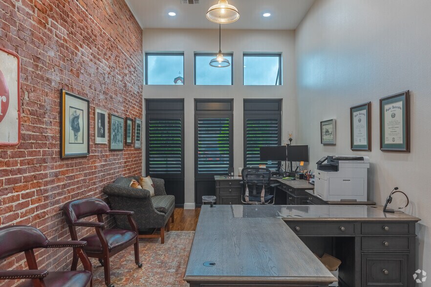 More Photos Of 117 San Augustine St, Center Office For Sale