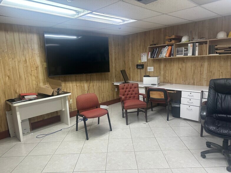 More Photos Of 1675-1677 W 31st Pl, Hialeah Manufacturing For Lease