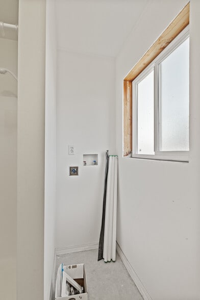 More Photos Of 100 N 7th St, Lakeside Showroom For Sale