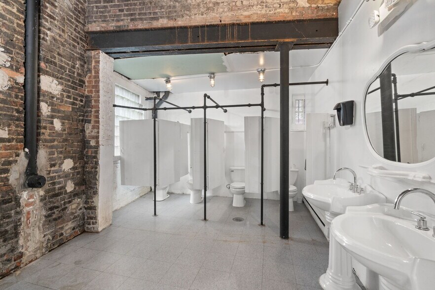 More Photos Of 323 Wall St, Kingston Theater Concert Hall For Lease