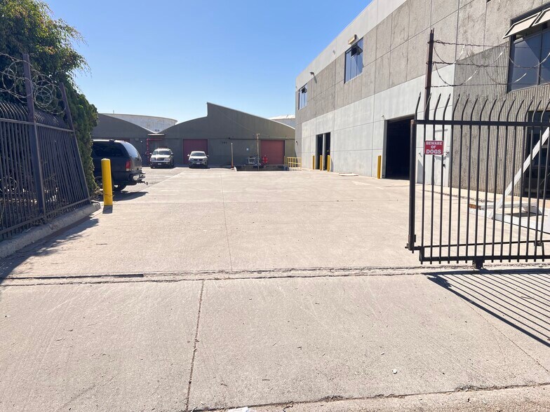 More Photos Of 2280 E Curry St, Long Beach Manufacturing For Lease
