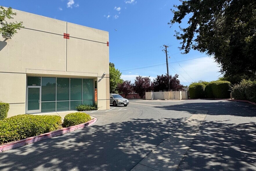 More Photos Of 281 Lathrop Way, Sacramento Warehouse For Lease