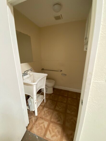 More Photos Of 266 Button Ave, Manteca Warehouse For Lease