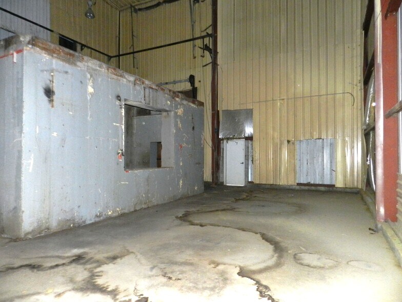 More Photos Of 2520 N River Rd, Olathe Warehouse For Lease