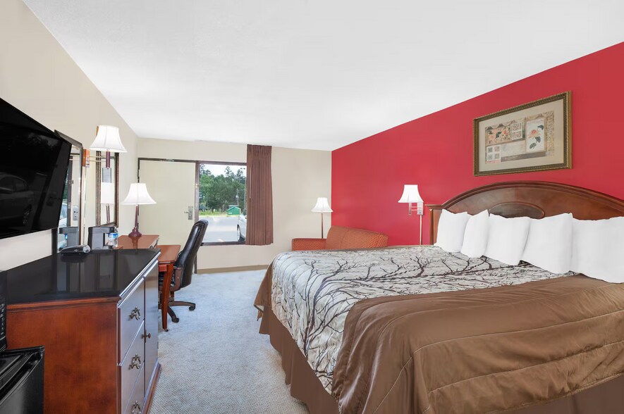 More Photos Of 261 Eastside Dr, Newton Hotel For Sale