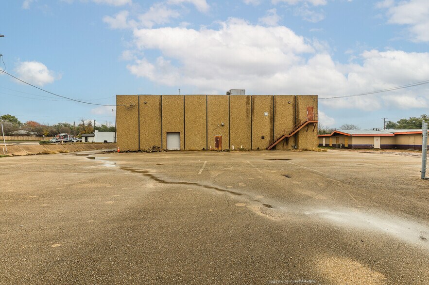 More Photos Of 1210 Lake Air Dr, Waco Freestanding For Sale