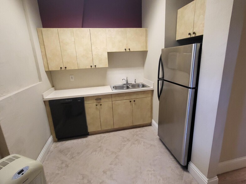 More Photos Of 1575 Pine Ridge Rd, Naples General Retail For Lease