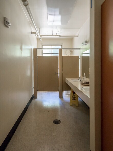 More Photos Of 2640 NW Alexandra Ave, Portland Specialty For Sale