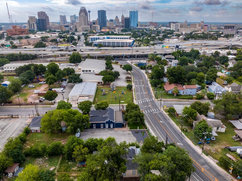 More Photos Of 1012 N Flores St, San Antonio General Retail For Lease