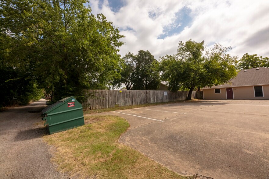 More Photos Of 1005 N Elm St, Denton Office For Lease