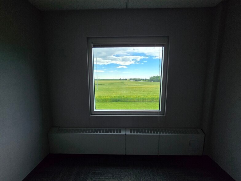 More Photos Of 4512 46 St, Olds Office For Lease