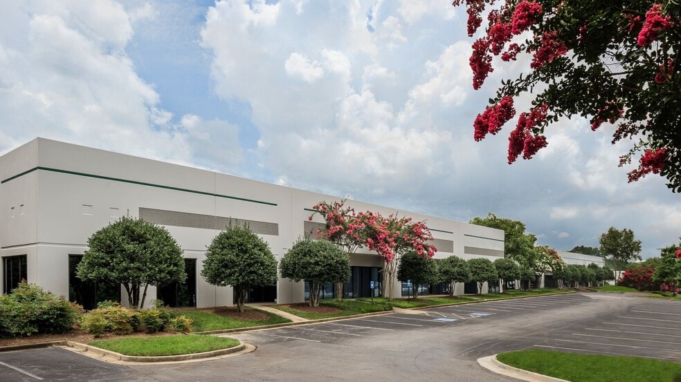 More Photos Of 560 Atlanta S Pky, College Park Unknown For Lease