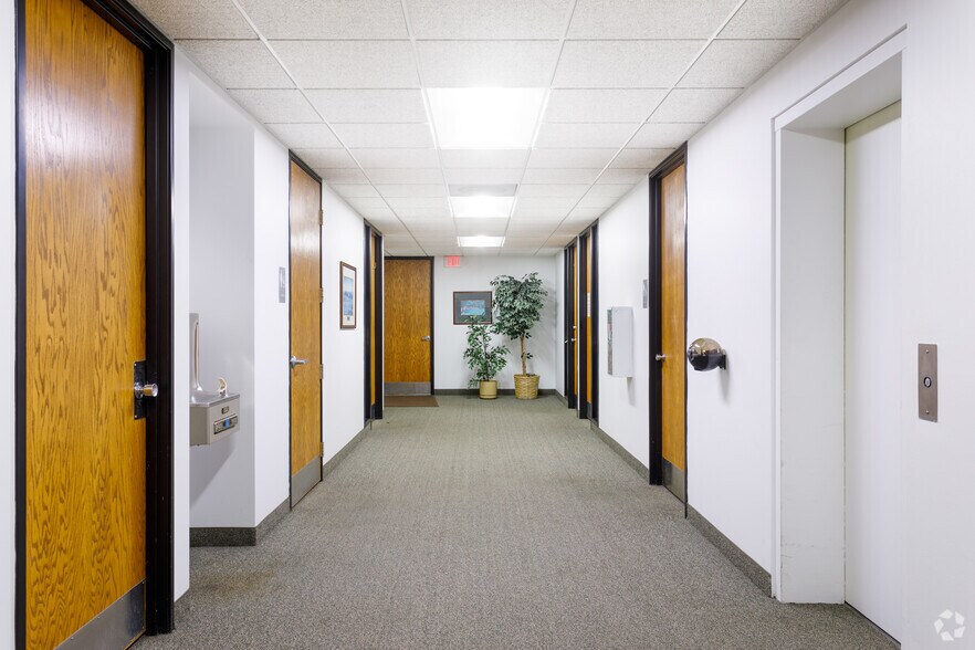 More Photos Of 667-675 E Big Beaver Rd, Troy Office For Lease