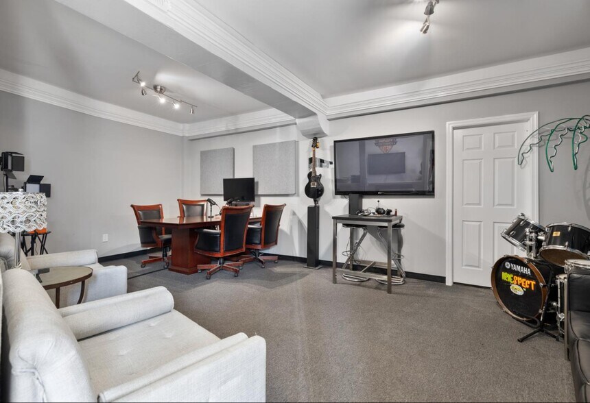 More Photos Of 120-124 Laurel Rd, East Northport Freestanding For Sale