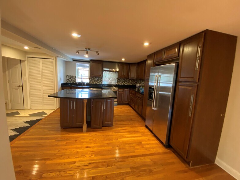 More Photos Of 12347 Carroll Ave, Rockville Service For Lease