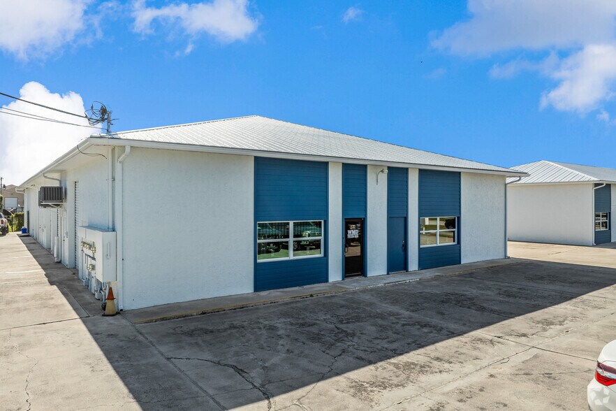 More Photos Of 3054-3076 SE Dominica Ter, Stuart Warehouse For Lease