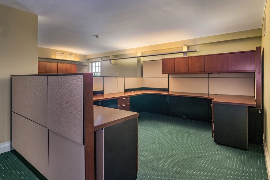 More Photos Of 3 Essex Sq, Essex Office Residential For Sale