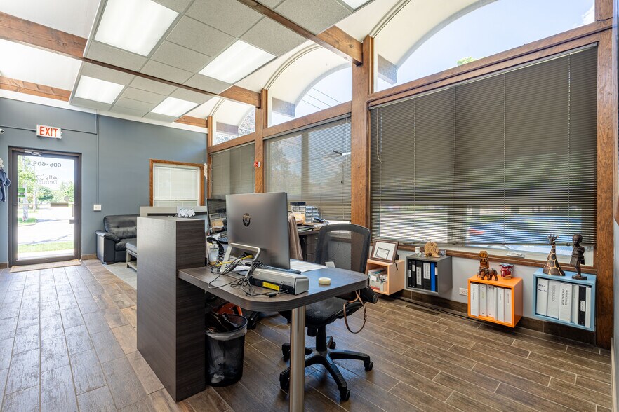 More Photos Of 605-615 W Euclid Ave, Arlington Heights Medical For Lease