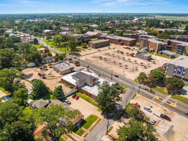 More Photos Of 816 University Pky, Natchitoches Office For Sale