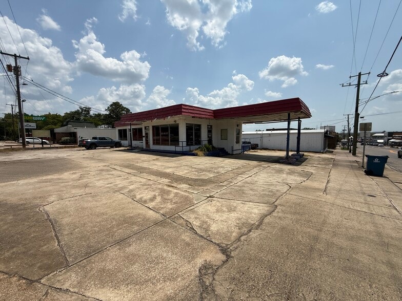 More Photos Of 100 E Upshur Ave, Gladewater Freestanding For Sale