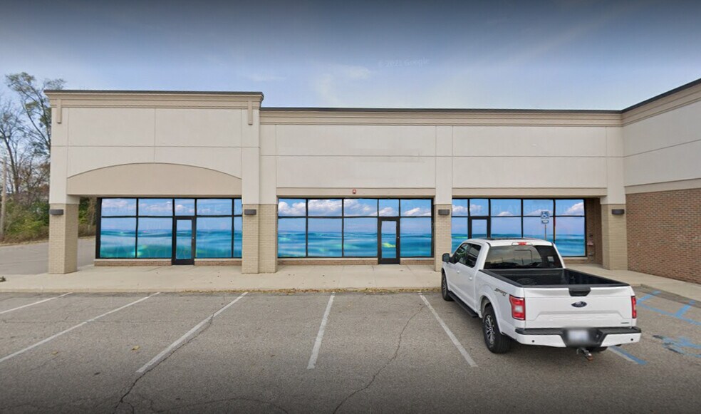 More Photos Of 78 W Maple Rd, Troy Restaurant For Lease