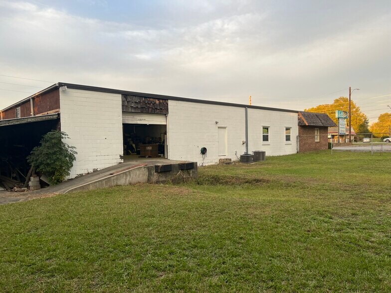 More Photos Of 647 Main St, Thomson Flex For Sale