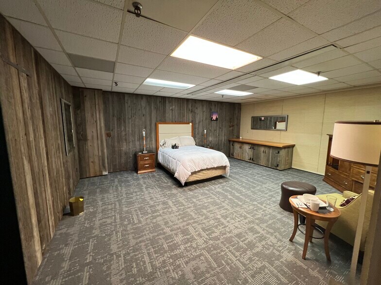 More Photos Of 136 Center St, Old Town Office For Sale