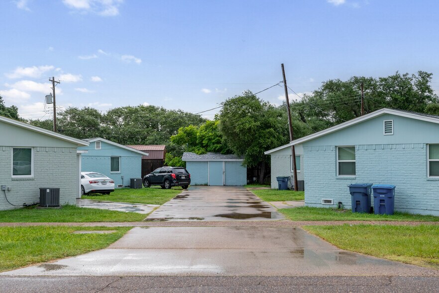 More Photos Of 1300 N Live Oak St, Rockport Multifamily For Sale