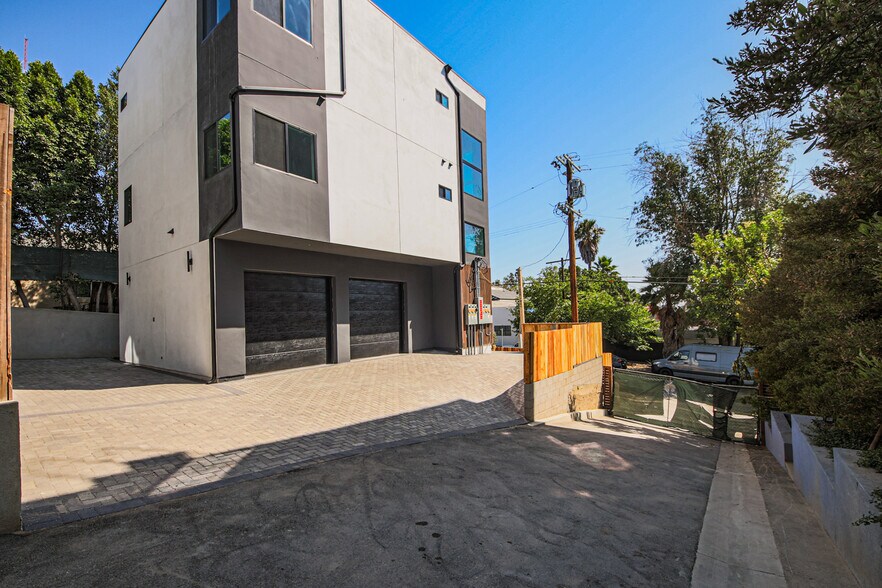More Photos Of 2129 Aaron St, Los Angeles Apartments For Sale