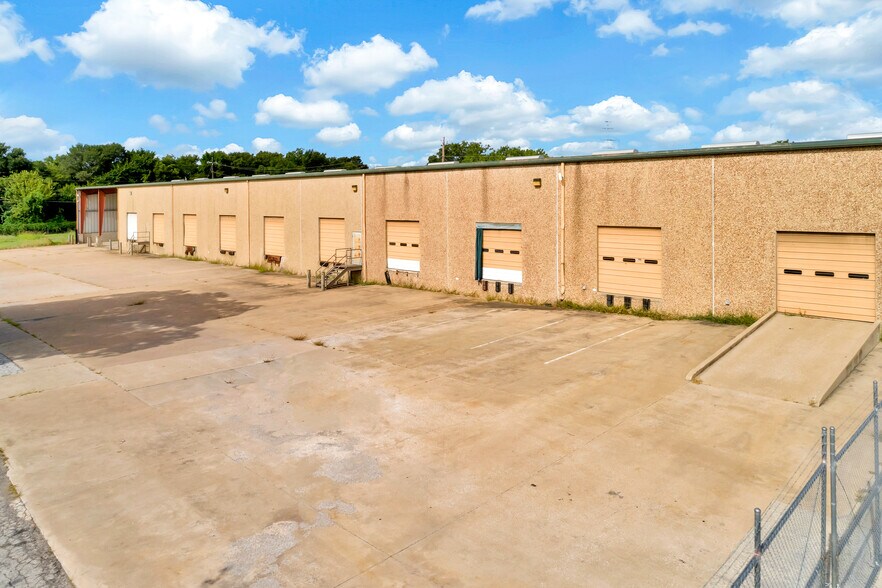 More Photos Of 2224 E Lancaster Ave, Fort Worth Warehouse For Lease