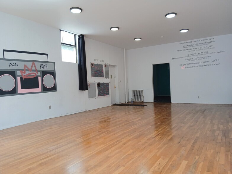 Primary Photo Of 1067 Manhattan Ave, Brooklyn Office Residential For Lease