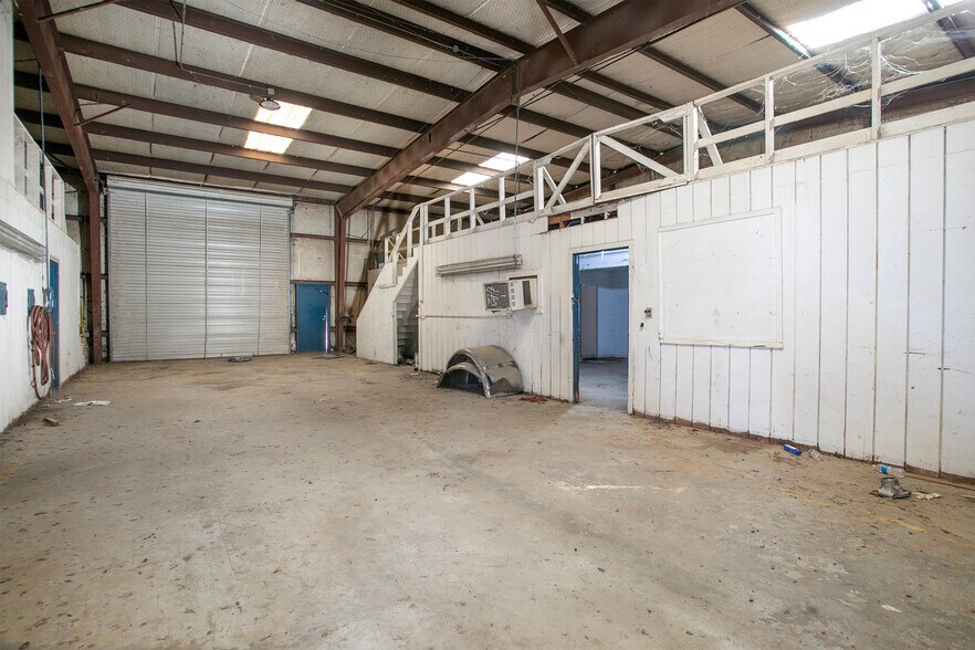 More Photos Of 5425 W Oak St, Palestine Flex For Lease