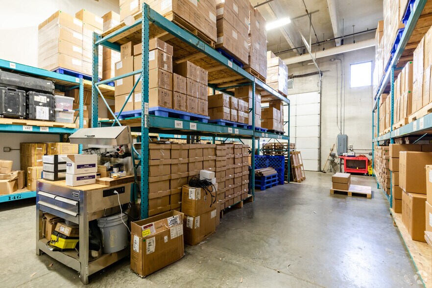 More Photos Of 761 N 17th St, St Charles Light Distribution For Lease