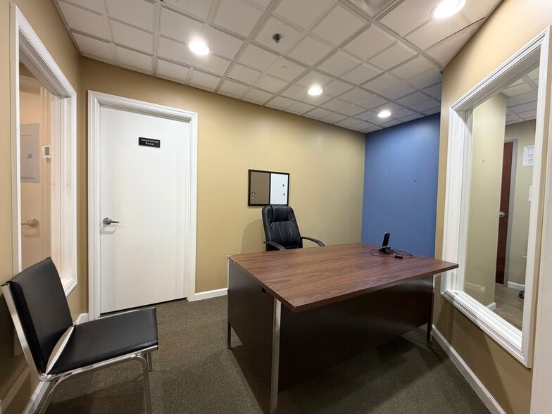 More Photos Of 10412 Allisonville Rd, Fishers Office For Sale