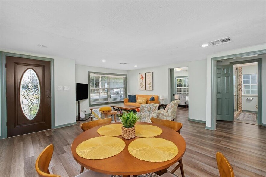 More Photos Of 1118 W 21st St, Houston Office For Sale